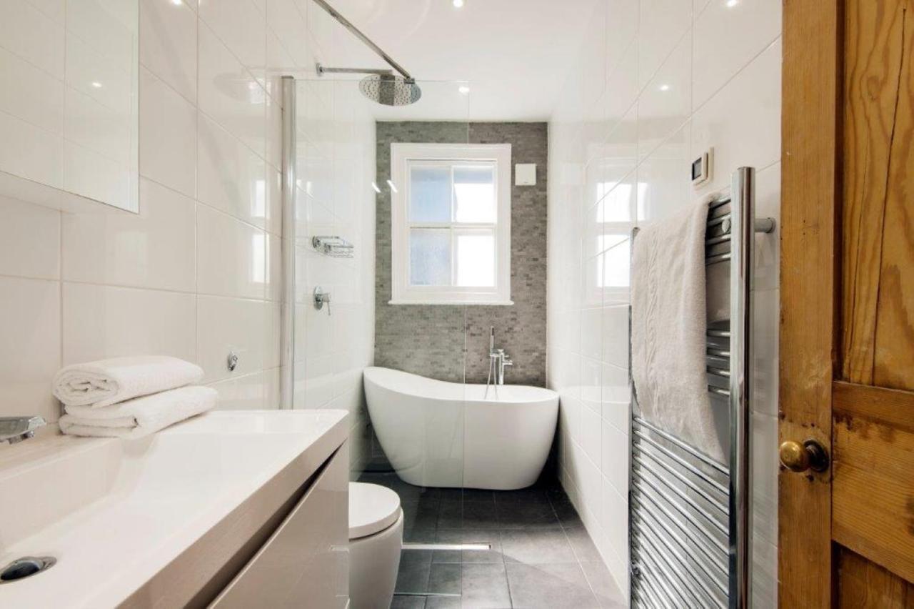 Modern Family Home In London Close To Amenities And Train المظهر الخارجي الصورة