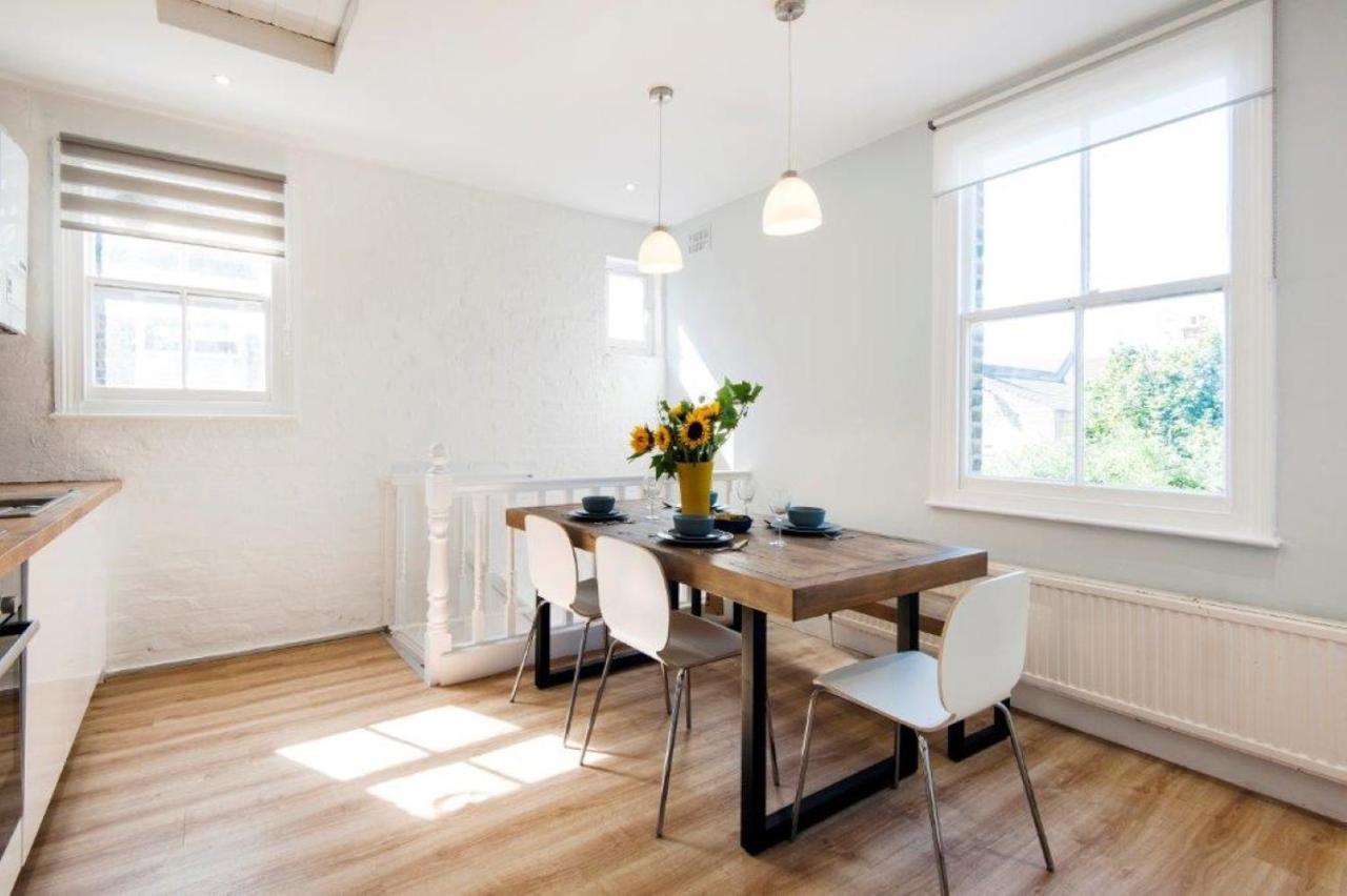 Modern Family Home In London Close To Amenities And Train المظهر الخارجي الصورة